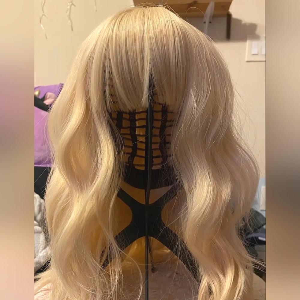 NEW 22" Blonde Wavy Wig w/ Bangs